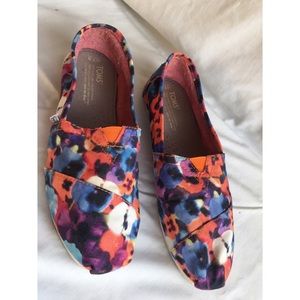 TOMS classic canvas shoes